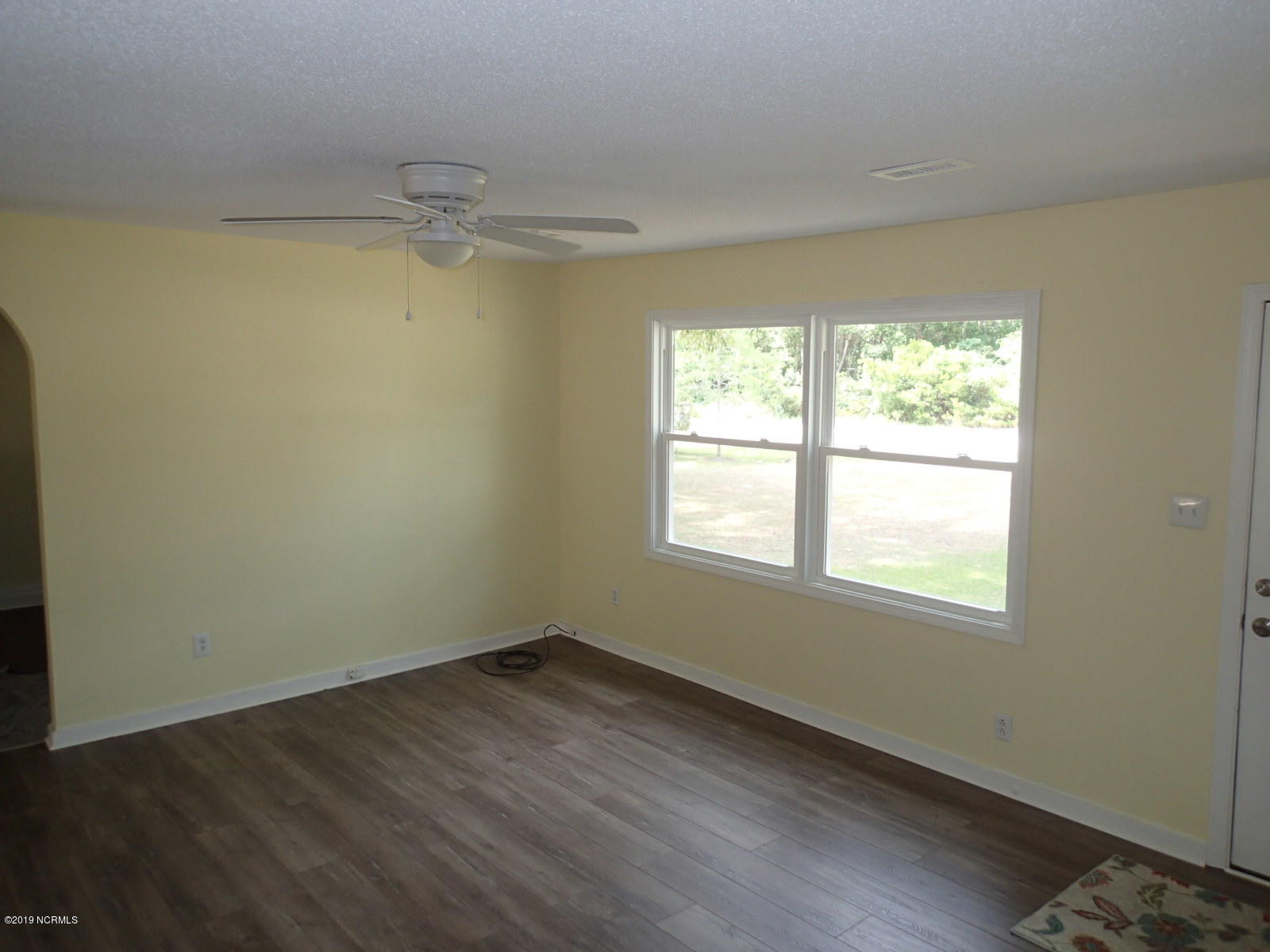 434 Dixon Road New Bern, NC 28560 - Photo 8 of 30 Living Room