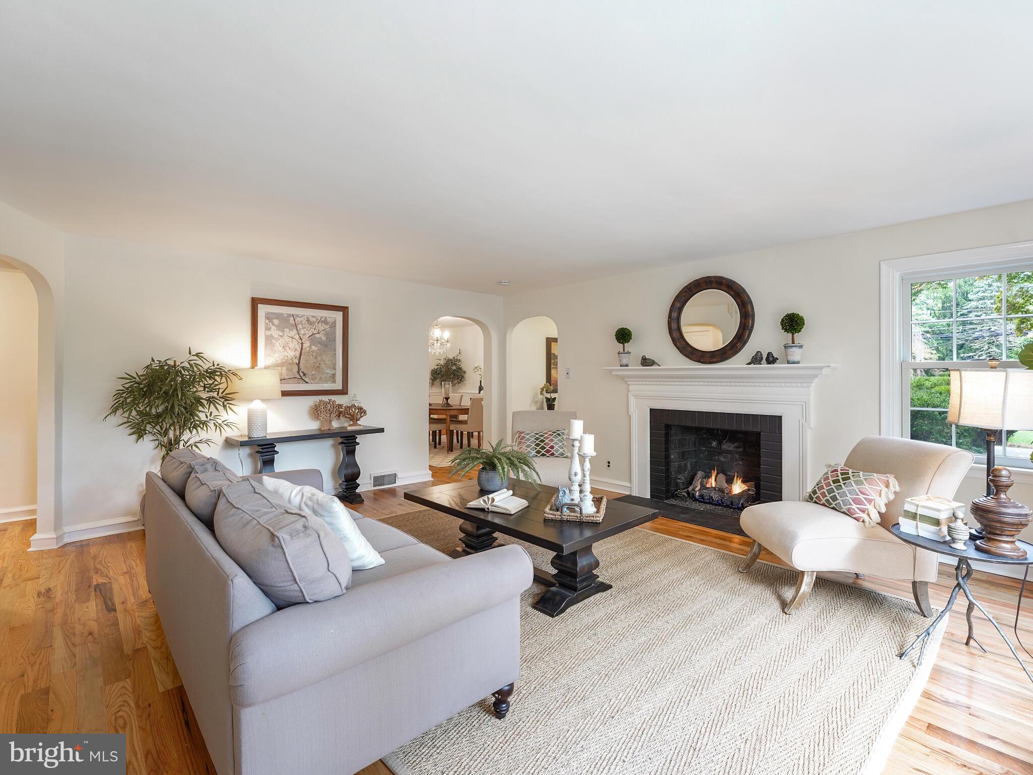 103 Kershaw Road Wallingford, PA 19086 - Photo 6 of 34 Expansive living room