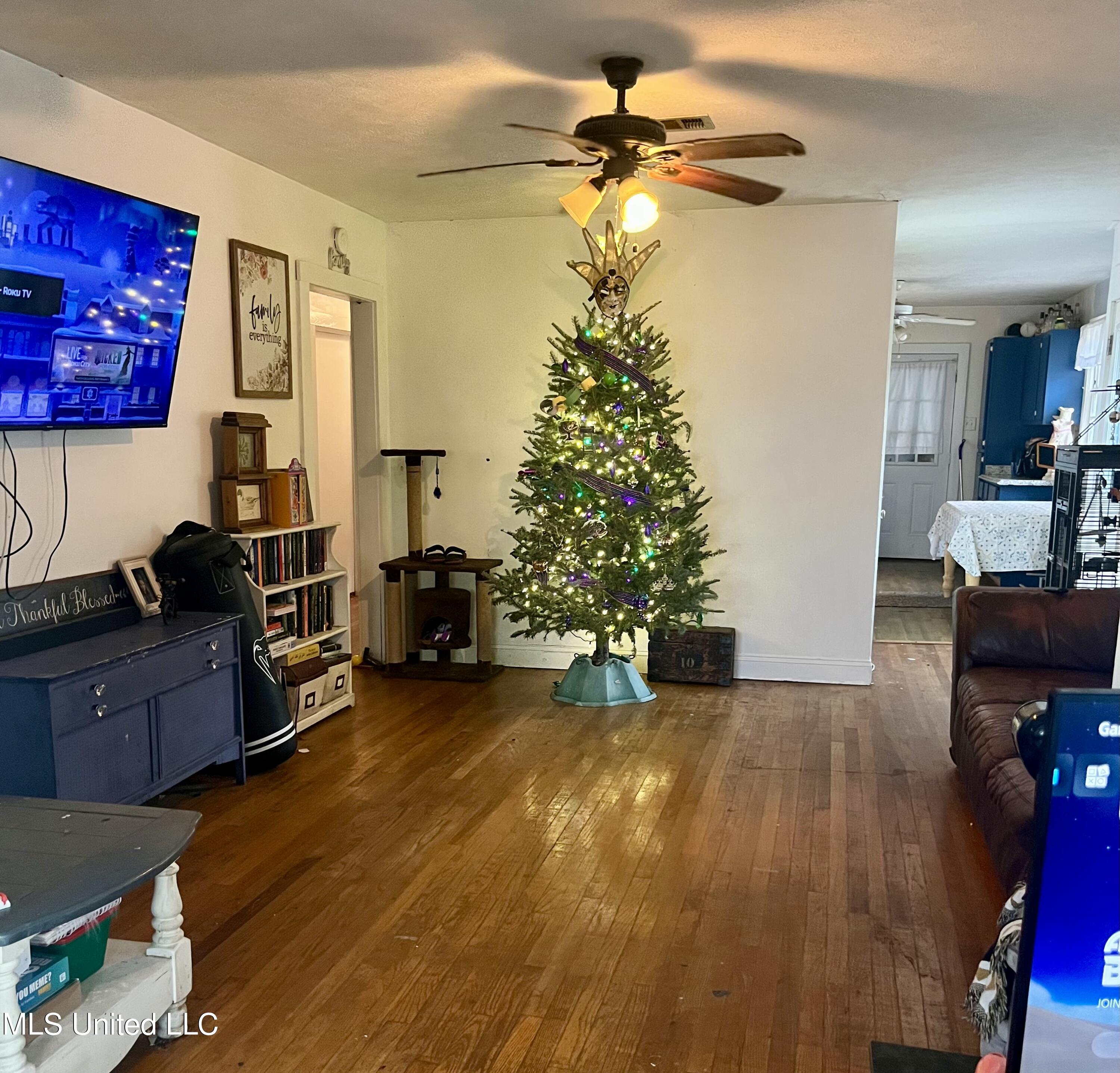 2212 East Canal Street Picayune, MS 39466 - Photo 4 of 9 living room