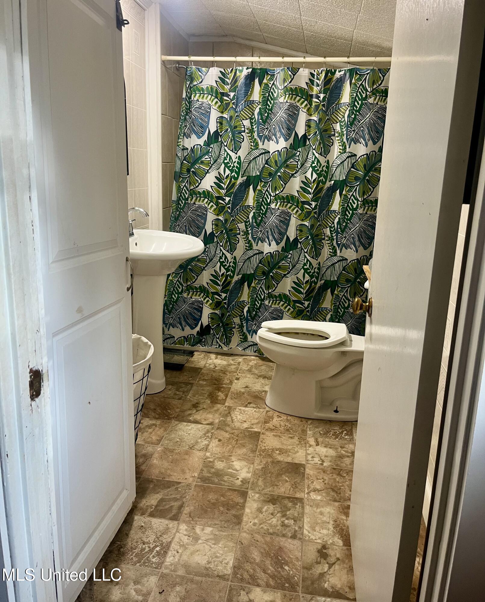 2212 East Canal Street Picayune, MS 39466 - Photo 8 of 9 bathroom