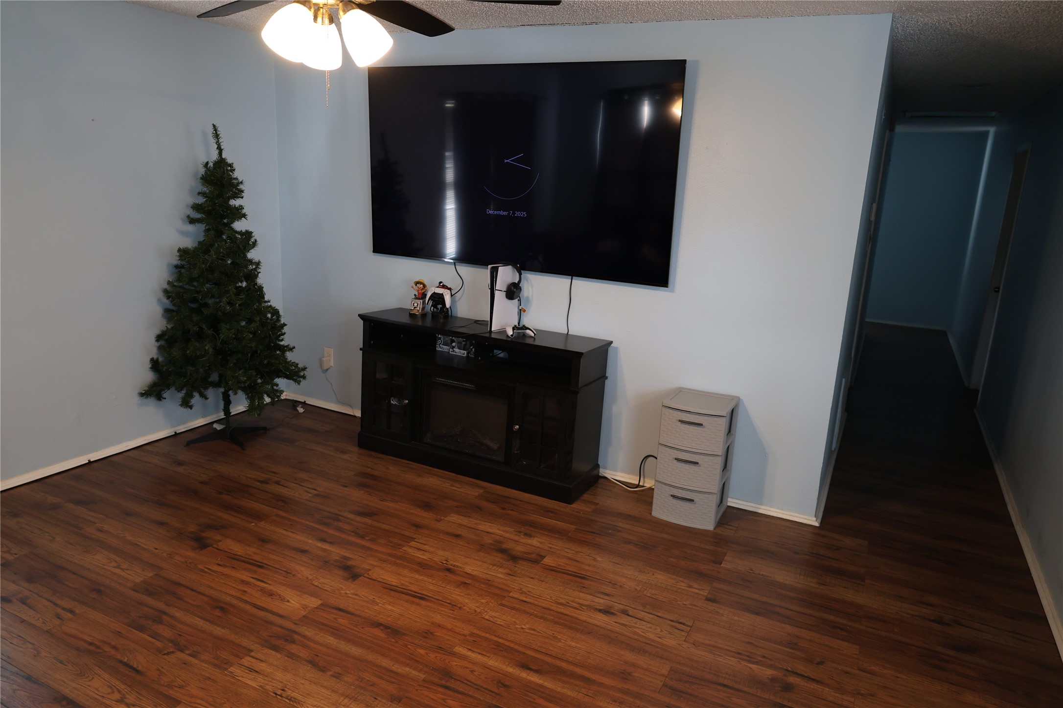 1009 Caplin Street Houston, TX 77022 - Photo 6 of 24 a living room with furniture and a flat screen tv