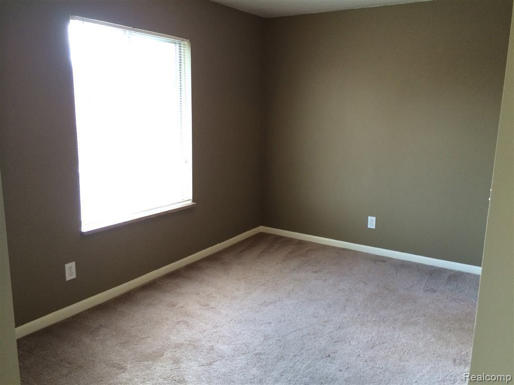 409 West Highland Road, Unit B10 Howell, MI 48843 - Photo 15 of 17 Dining room