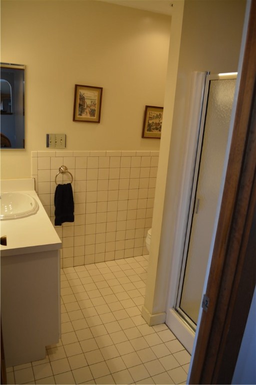 187 Lepes Road Portsmouth, RI 02871 - Photo 18 of 33 Full tiled bath with shower on first floor