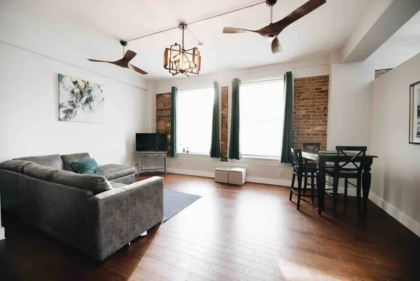 $1,900 | 915 Franklin Street, Unit 5H, Houston, TX 77002