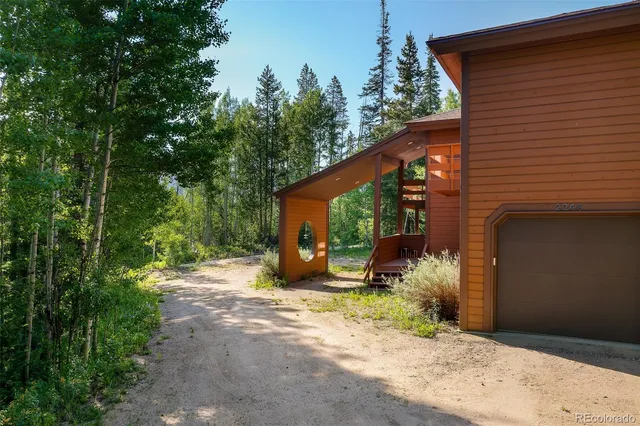 a view of a house with backyard and garden