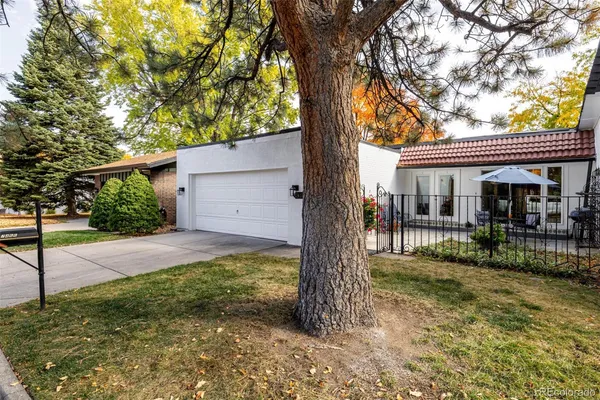 a view of a house with backyard and a tree