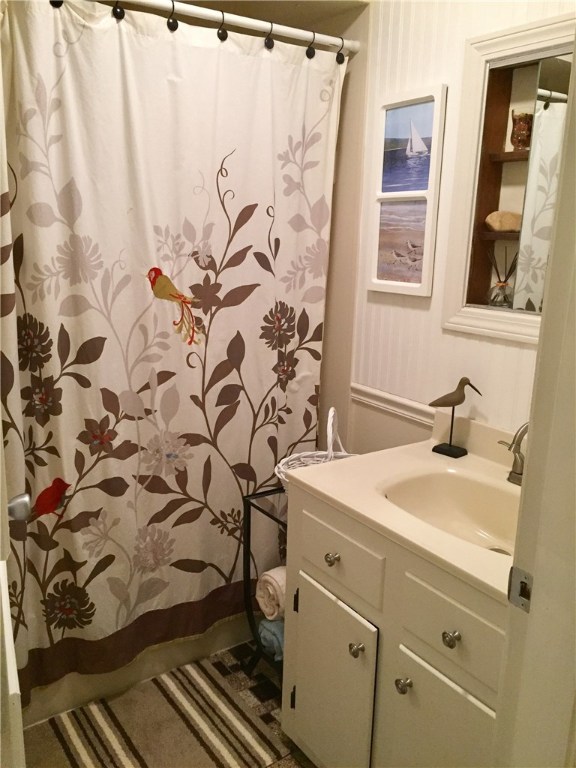 10 Duffield Road Bristol, RI 02809 - Photo 23 of 37 Tiled second bath with white bead board walls.