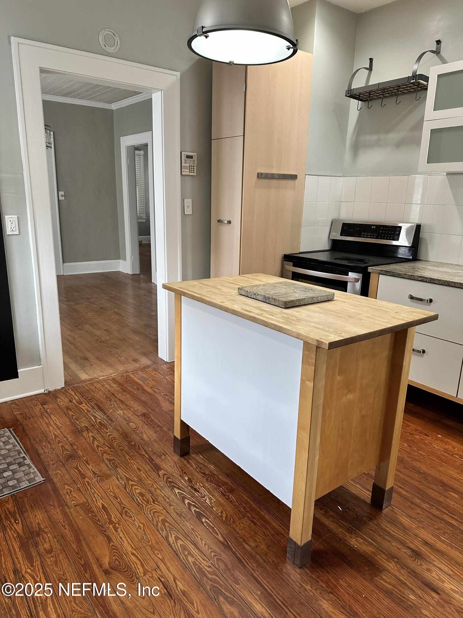 3854 Valencia Road Jacksonville, FL 32205 - Photo 11 of 21 Customer Island