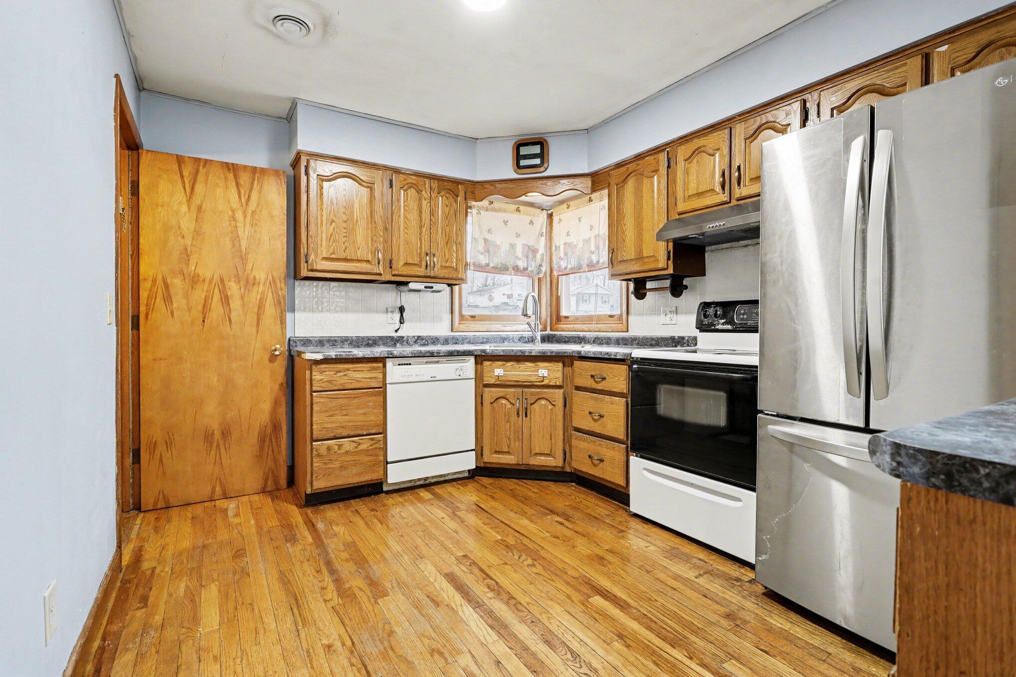 322 North 28th Street Springfield, MI 49037 - Photo 9 of 26 010_file_3756