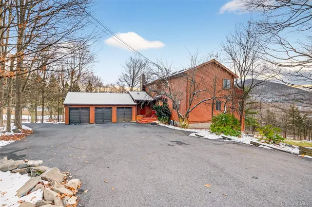 a picture of a wall with a white building