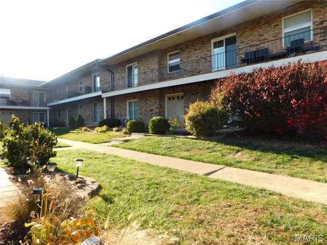 $790 | 6910 Colonial Woods Drive, Unit 97, St. Louis, MO 63129
