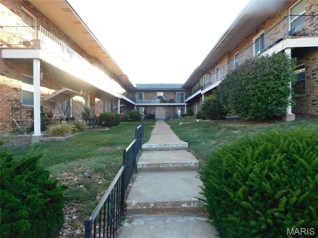 $790 | 6910 Colonial Woods Drive, Unit 97, St. Louis, MO 63129