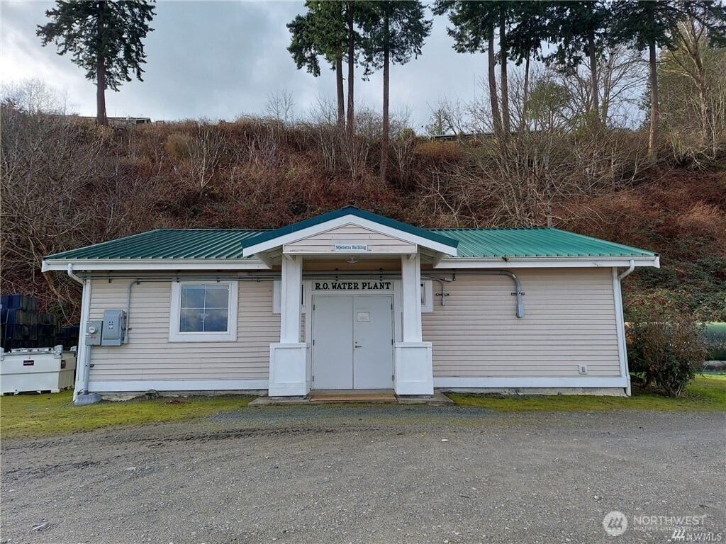 99 B Port Everett, WA 98201 - Photo 16 of 22 a front view of a house with a garden and trees