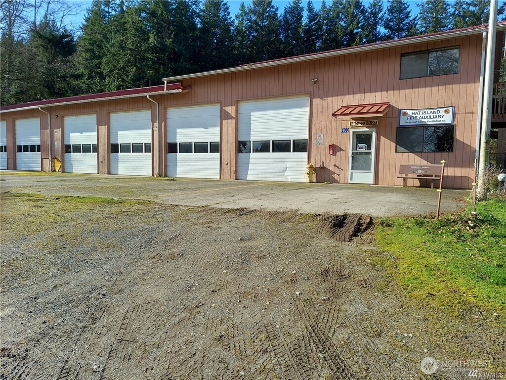 99 B Port Everett, WA 98201 - Photo 10 of 22 a front view of a house with a garden