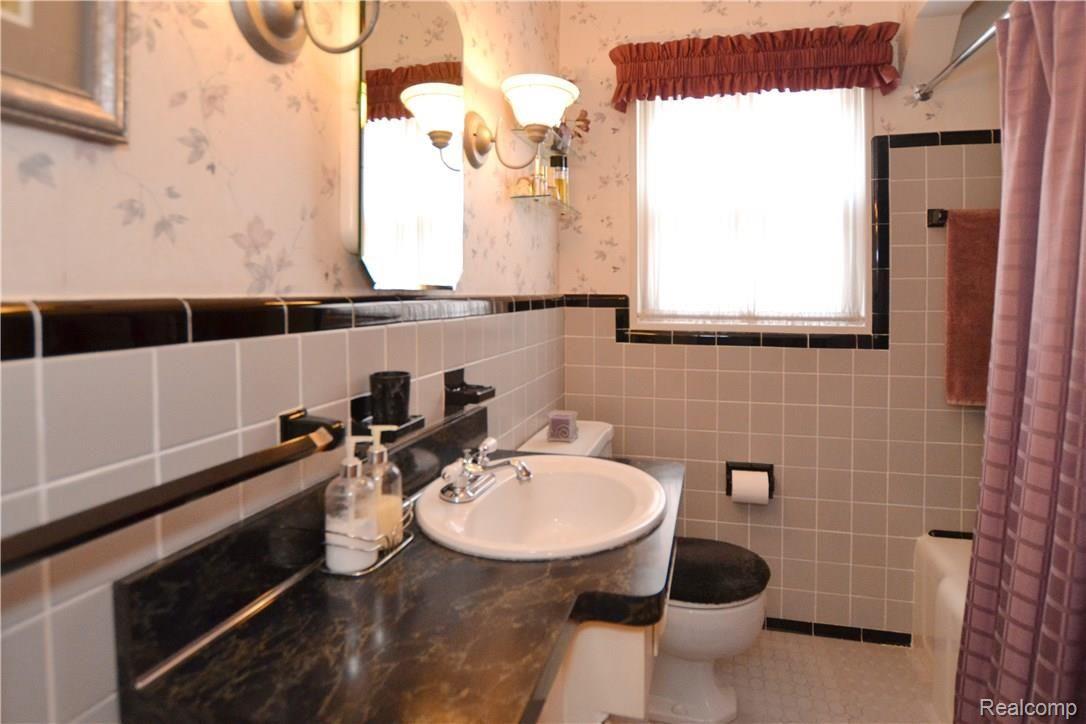 2507 Windemere Road Birmingham, MI 48009 - Photo 20 of 27 Hall Bath
