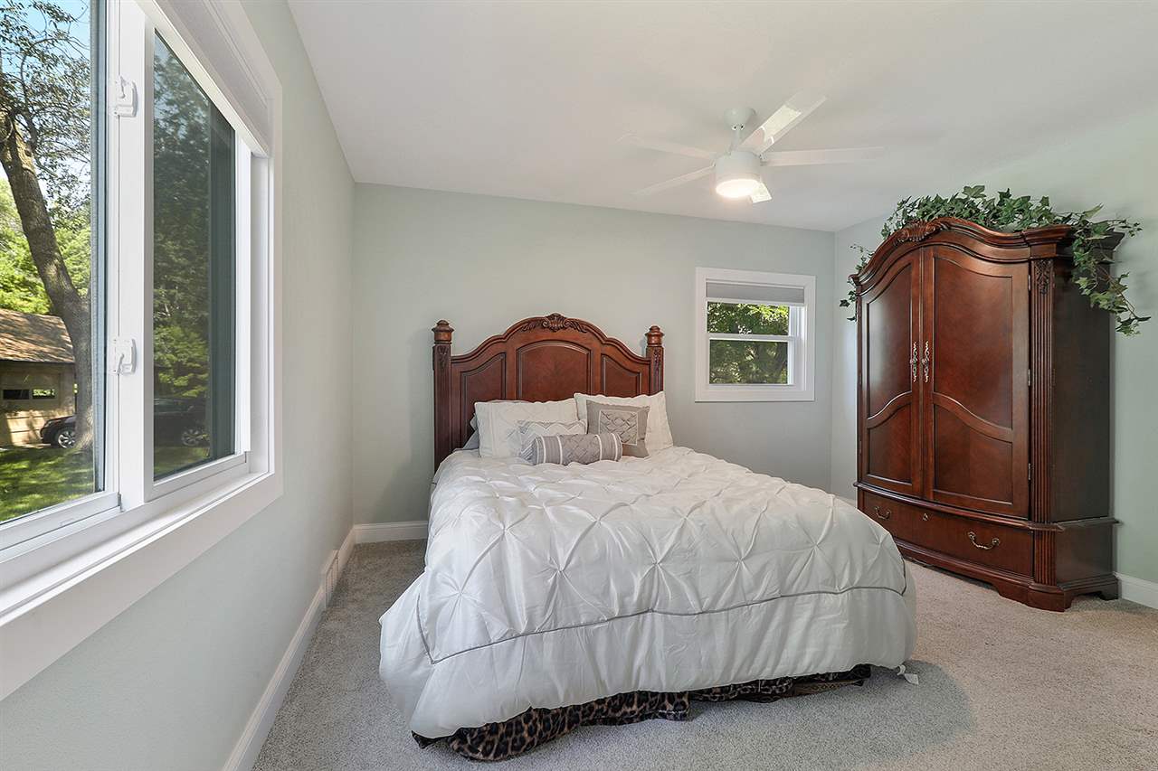 7125 North Longacre Road Fox Point, WI 53217 - Photo 9 of 19