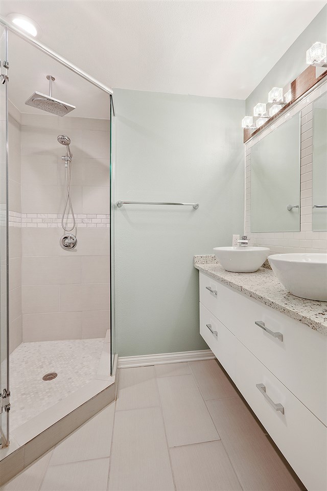 7125 North Longacre Road Fox Point, WI 53217 - Photo 10 of 19