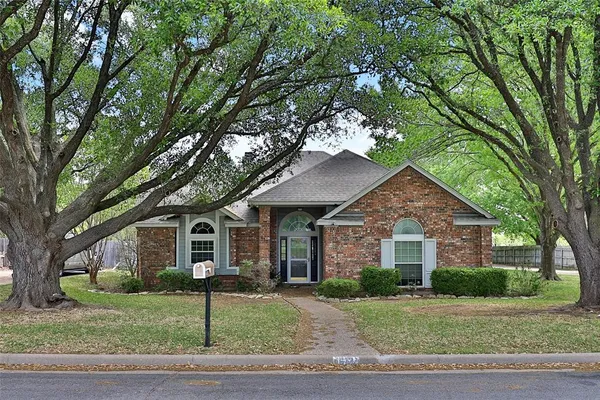 $395,000 | 613 Regina Drive, Hewitt, TX 76643