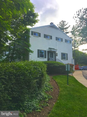 a view of a yard in front of house