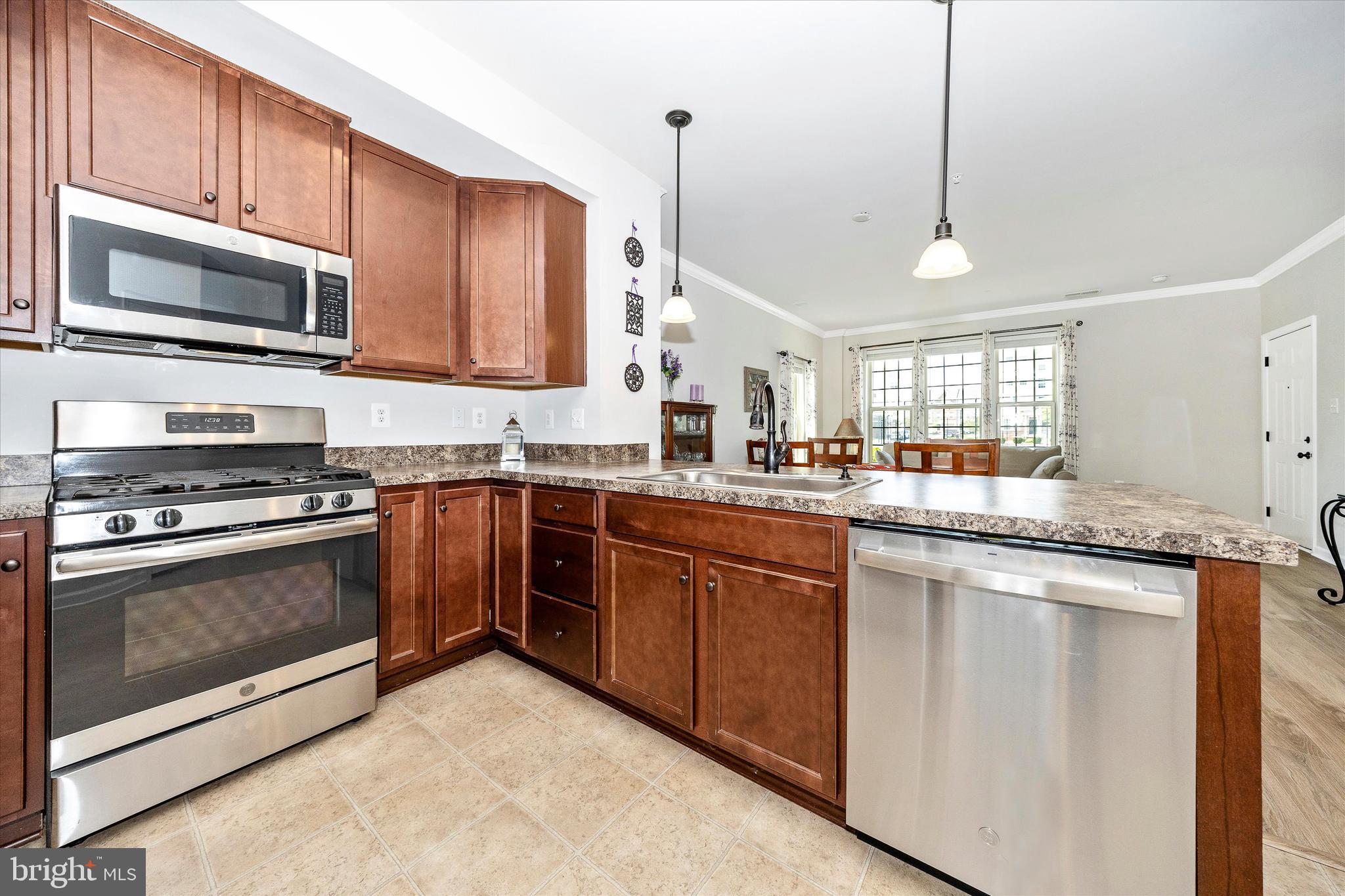 6032 Forum Square Frederick, MD 21703 - Photo 13 of 40 Kitchen w/stainless steel and upgraded cabinets