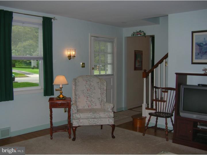 390 Madison Road Springfield, PA 19064 - Photo 3 of 25 Living Room