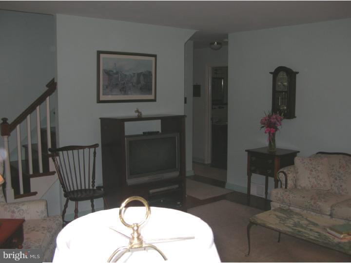 390 Madison Road Springfield, PA 19064 - Photo 4 of 25 Living Room