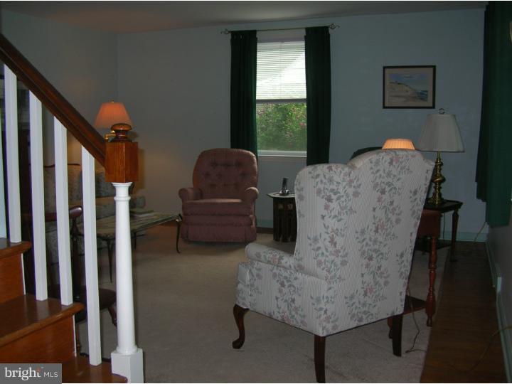 390 Madison Road Springfield, PA 19064 - Photo 5 of 25 Living Room