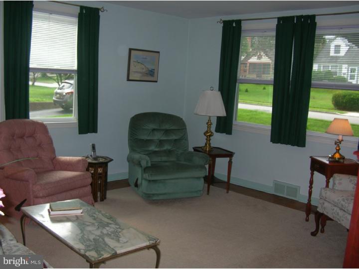 390 Madison Road Springfield, PA 19064 - Photo 7 of 25 Living Room