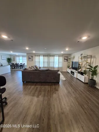 $2,400 | 2005 Pettits Lane, Long Beach, MS 39560