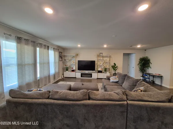 $2,400 | 2005 Pettits Lane, Long Beach, MS 39560