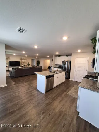 $2,400 | 2005 Pettits Lane, Long Beach, MS 39560