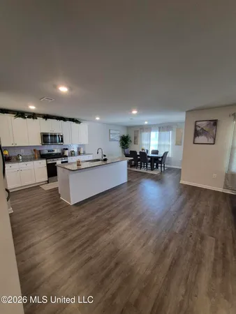 $2,400 | 2005 Pettits Lane, Long Beach, MS 39560