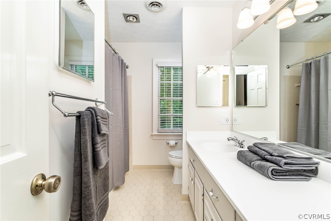 6 Staples Road Williamsburg, VA 23185 - Photo 25 of 37 a bathroom with a tub sink and mirror
