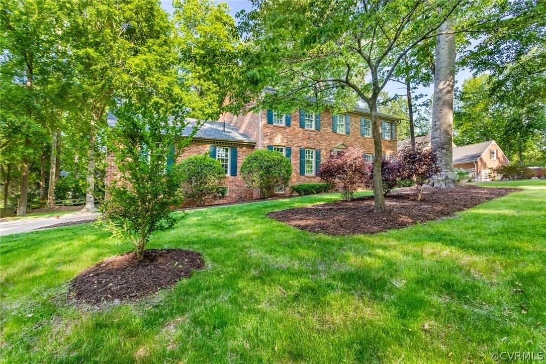 6 Staples Road Williamsburg, VA 23185 - Photo 3 of 37 a view of a backyard with table and chairs and a large tree