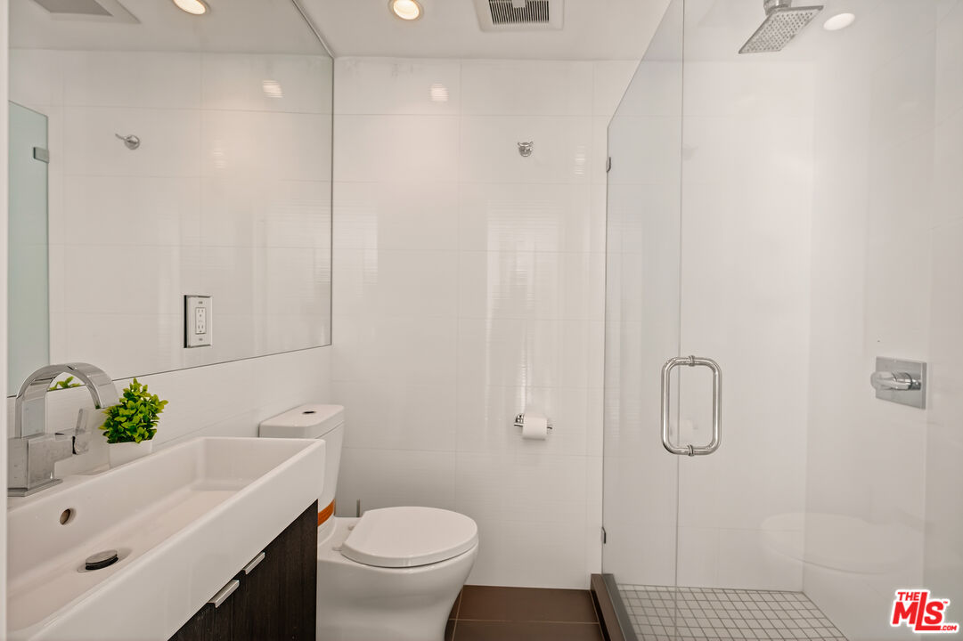 2388 Kimridge Road Beverly Hills, CA 90210 - Photo 32 of 54 a bathroom with a sink a toilet and shower