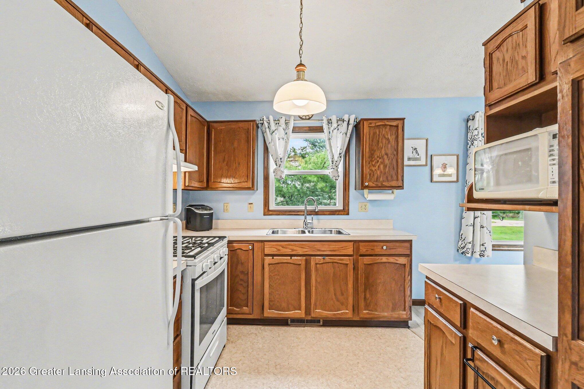 668 South College Road Mason, MI 48854 - Photo 8 of 27 008_file_3425