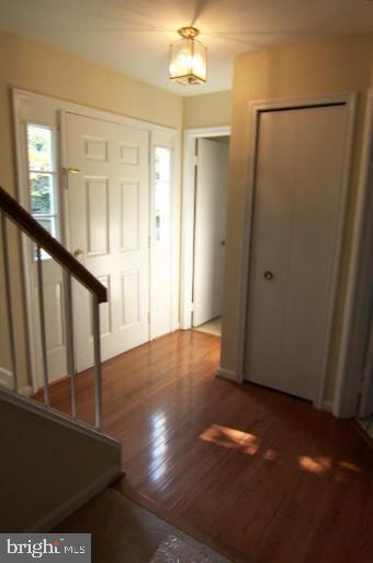 8520 Springfield Oaks Drive Springfield, VA 22153 - Photo 2 of 11 Entrance / Foyer