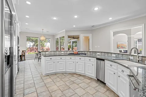 $875,000 | 70 Blooming Grove Lane, Houston, TX 77077