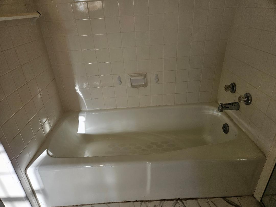 710 North Avenue C Elgin, TX 78621 - Photo 13 of 33 a close view of a bathtub in bathroom