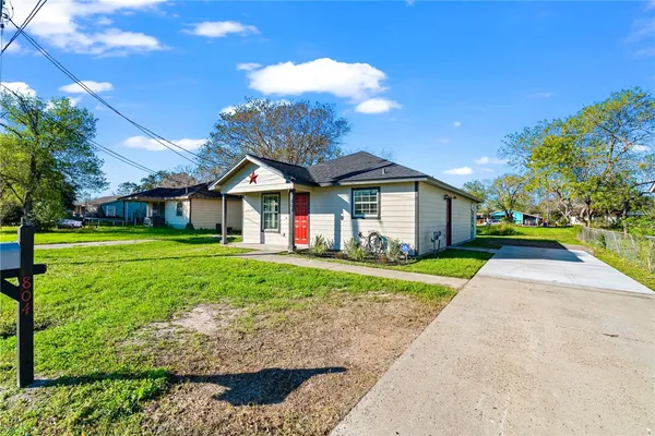$1,750 | 804 Ave B Street, Sinton, TX 78387