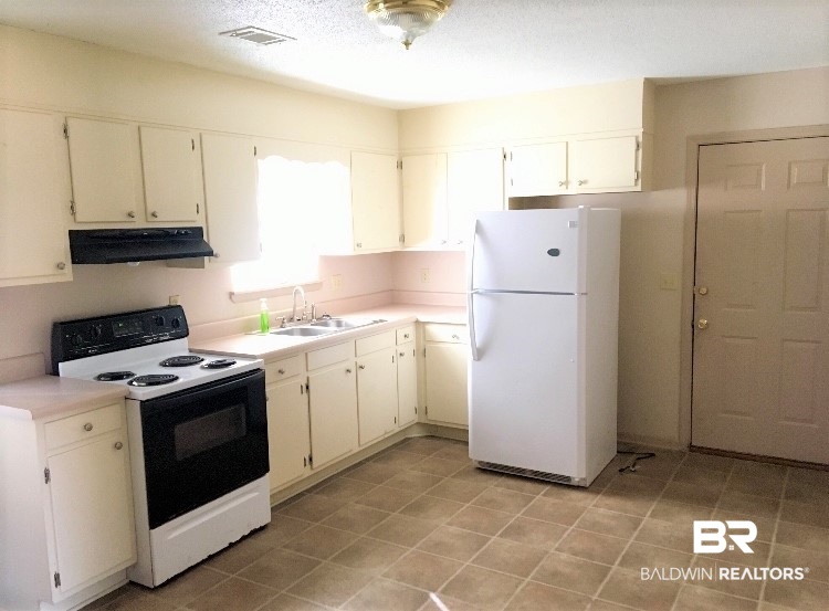 71 Short Lane Evergreen, AL 36401 - Photo 2 of 4 Kitchen