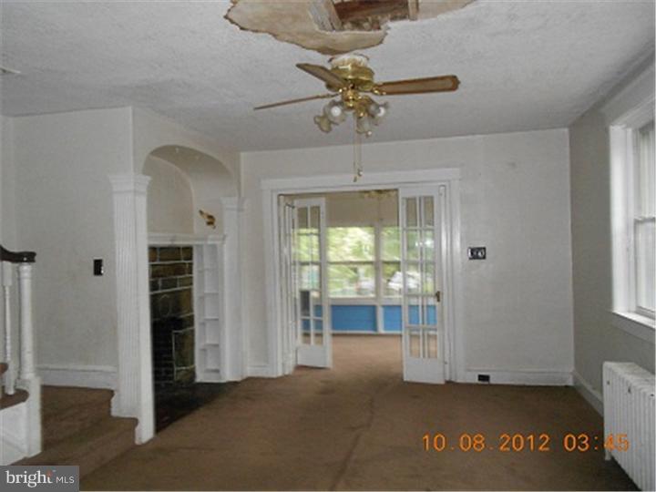 117 Glendale Road Upper Darby, PA 19082 - Photo 4 of 15 Living Room
