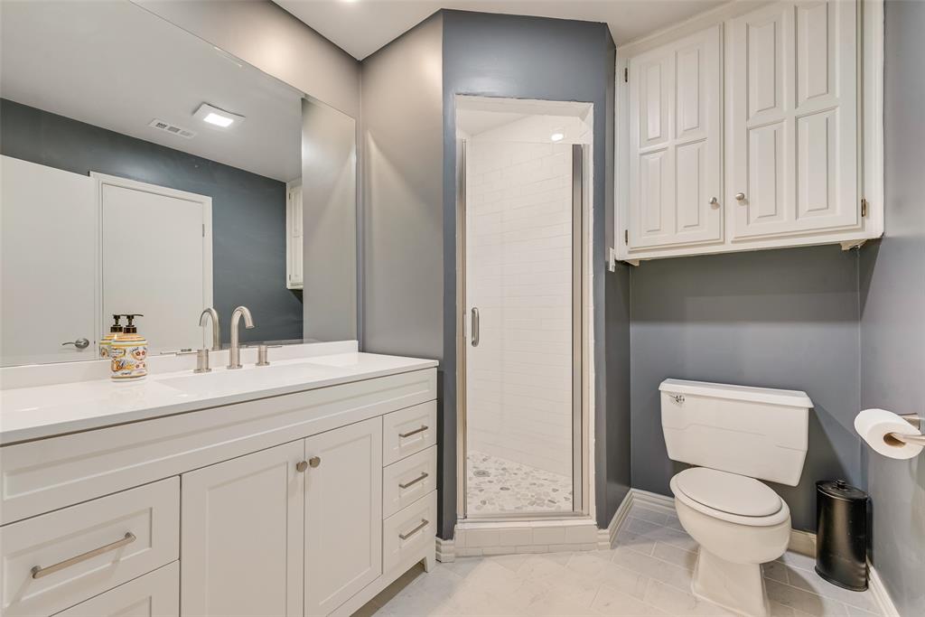 805 Crowley Road Arlington, TX 76012 - Photo 14 of 30 a bathroom with a toilet sink and mirror