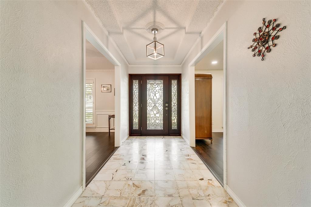 805 Crowley Road Arlington, TX 76012 - Photo 7 of 30 a view of entryway with a hallway