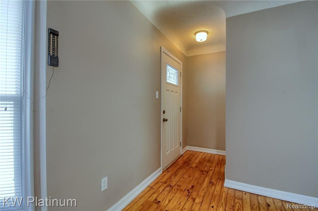 3470 Galbraith Line Road Yale, MI 48097 - Photo 4 of 34 4-Foyer.jpg
