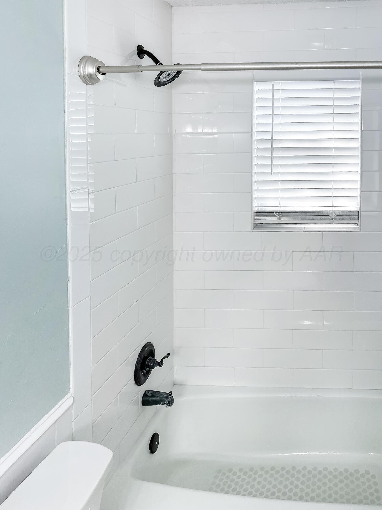 216 Skycrest Street Borger, TX 79007 - Photo 14 of 20 a bathroom with a bathtub and a shower