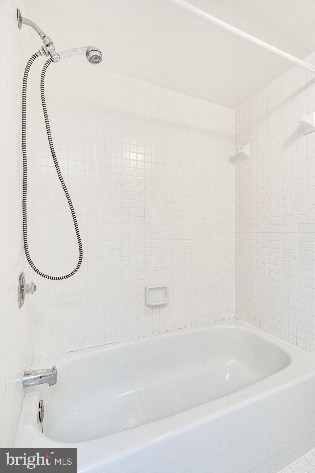 5501 Seminary Road, Unit 2206S Falls Church, VA 22041 - Photo 23 of 52 Bathroom Tub