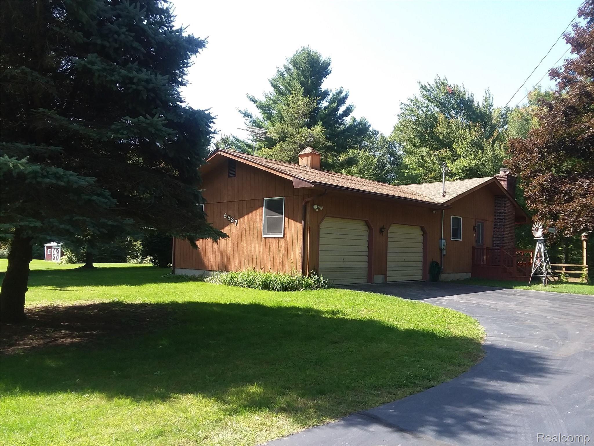 9537 North Fleming Road Fowlerville, MI 48836 - Photo 2 of 17 Garage end of home.jpg