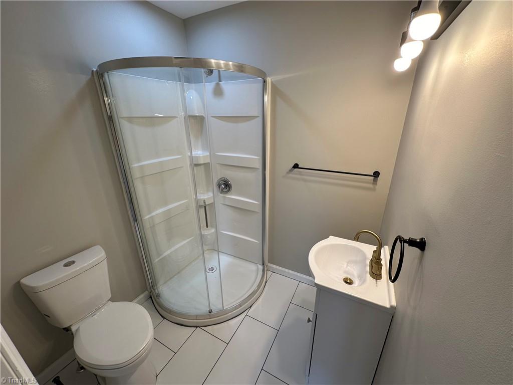 314 Summit Road High Point, NC 27265 - Photo 20 of 23 Master Bath