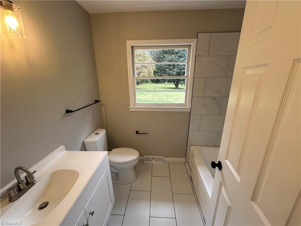 314 Summit Road High Point, NC 27265 - Photo 21 of 23 2nd Bathroom